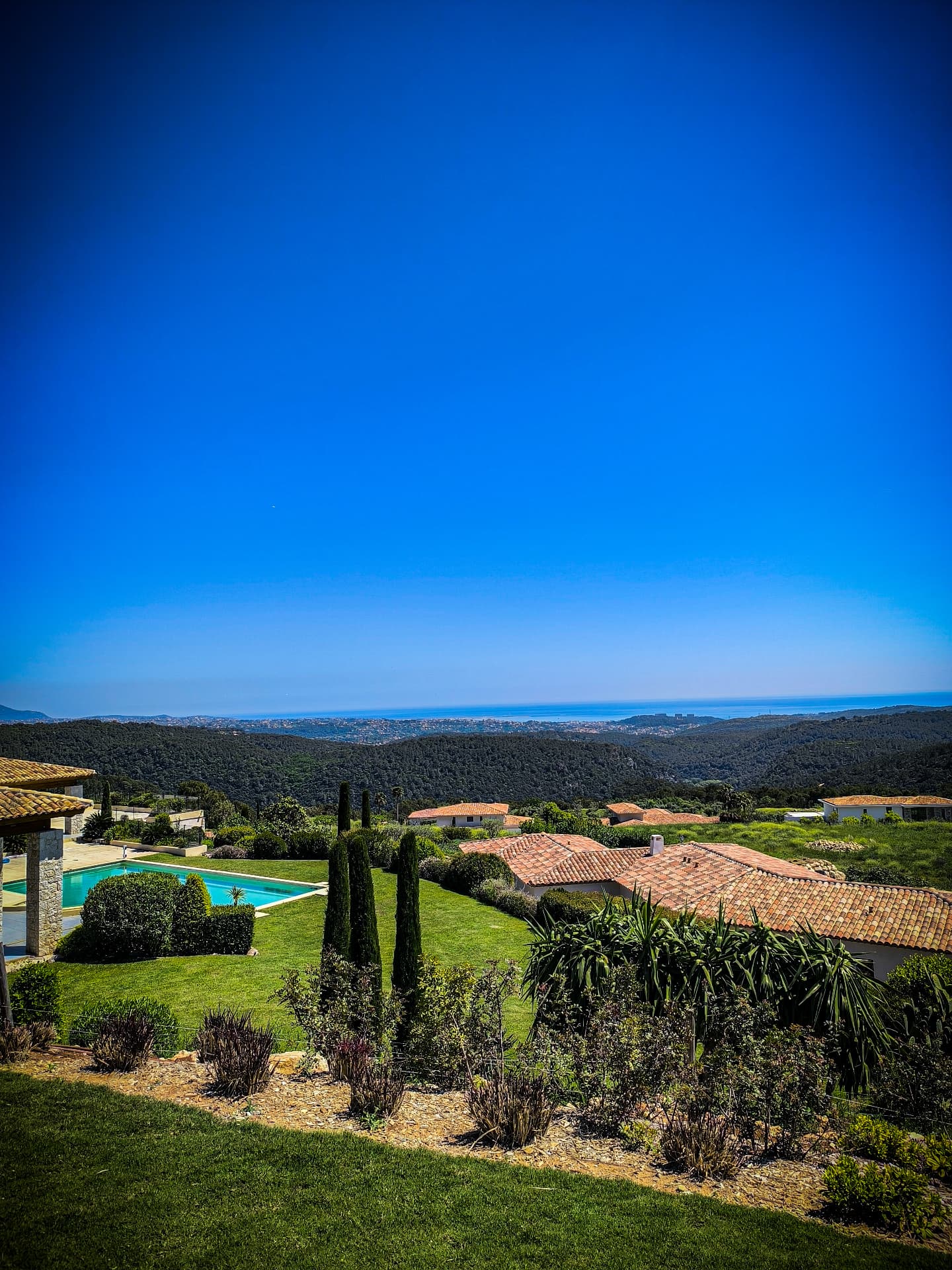 Jardin planté de cyprès et paysage méditerranéen